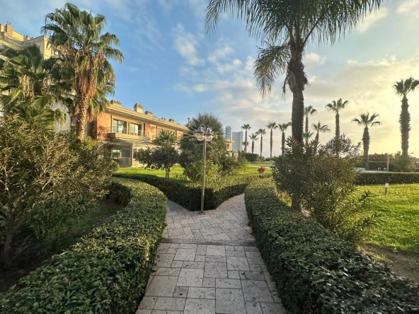 Mavişehir Ada Park Sitesinde 4+1 Kiralık Daire​ 4 Oda | 2 Banyo | Havuz | Merkezi Konum | 250 m2 Brut | 200 m2 Net EGE Park, Mavi Bahce ve HILLTOWN a yurume mesafesinde olup, Mavisehir sahil alanina ise saniyeler uzakliktadir. Site Ozellikleri Peyzaj 7/24 Guvenlik Otopark Doğalgaz Ayrintili bilgi ve randevu icin, lutfen bize ulasin. Pınar Gürer 0554 379 35 12 Commercial & Residential Projects Alternatif ilanımıza bir göz atmak için tıklayınız. Ilanlarda bulunan fiyatlar degiskenlik gostermek ile birlikte, son fiyat mal sahibinin tasarrufundadir. arkemlak son satis fiyati ile ilgili yetki sahibi degildir. Son satis fiyatina bagli olarak ek vergiler cikabilir. **Gayrimenkullerle ilgili olarak sunumlarda ve ilanlarda verilen bilgiler mal sahibi beyanına ve arkemlak’in yetkisi çerçevesinde ulaştığı kaynaklara dayanarak verilen bilgilerdir. arkemlak tarafından verilmiş bir taahhüt niteliğinde değildir. Kasım 18, 2025