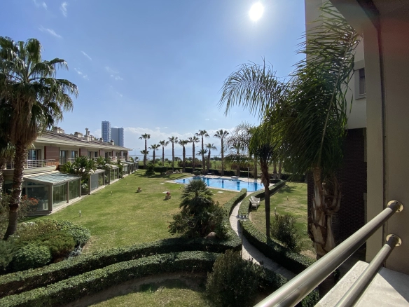 Mavişehir Ada Park Sitesinde Satılık 4+1 Daire​   4 Oda | 2 Banyo | Havuz | Merkezi Konum | 250 m2 Brut | 235 m2 Net EGE Park, Mavi Bahce ve HILLTOWN a yurume mesafesinde olup, Mavisehir sahil alanina ise saniyeler uzakliktadir. Site Ozellikleri Peyzaj 7/24 Güvenlik Otopark Apartman Gorevlisi Doğalgaz Ayrintili bilgi ve randevu icin; Pınar Gürer 0554 379 35 12 Commercial & Residential Projects Ilanlarda bulunan fiyatlar degiskenlik gostermek ile birlikte, son fiyat mal sahibinin tasarrufundadir. arkemlak son satis fiyati ile ilgili yetki sahibi degildir. Son satis fiyatina bagli olarak ek vergiler cikabilir. **Gayrimenkullerle ilgili olarak sunumlarda ve ilanlarda verilen bilgiler mal sahibi beyanına ve arkemlak’in yetkisi çerçevesinde ulaştığı kaynaklara dayanarak verilen bilgilerdir. arkemlak tarafından verilmiş bir taahhüt niteliğinde değildir. Kasım 18, 2025