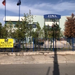 İzmir Atatürk Organize Sanayi Bölgesi'nde satılık fabrika binası mevcuttur. Toplamda 2 katlı olan bu yapı ofisler dahil 2500 metrekare x 2 (toplam 5000 metrekare) kullanım alanına sahiptir. Binanın enerji ihtiyacını karşılamak için 200kW enerji bağlantısı bulunmaktadır. Nisan 18, 2026