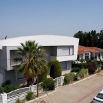 Prestijli Sasali Villa bölgesi yer alan bu mükemmel mülk, iki parsel araziye yayılarak hem lüks bir konut hem de önemli bir yatırım potansiyeli sunuyor. Nisan 17, 2026