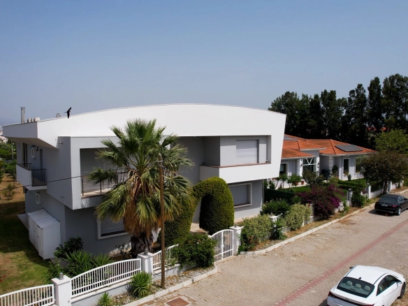 Prestijli Sasali Villa bölgesi yer alan bu mükemmel mülk, iki parsel araziye yayılarak hem lüks bir konut hem de önemli bir yatırım potansiyeli sunuyor. Nisan 17, 2026