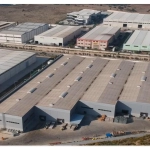 Pancar Organize Sanayi Bölgesi’nde, stratejik konumuyla dikkat çeken bu modern ve donanımlı fabrika, yüksek üretim kapasitesi ve güçlü altyapısıyla işletmeniz için ideal bir yatırım fırsatı sunuyor. 16.000 m² arsa alanı üzerinde inşa edilen tesis, 9.087 m² fabrika alanı ve 2.060 m² ofis alanı ile geniş ve verimli bir çalışma ortamı sağlarken, yüksek enerji altyapısı, modern güvenlik sistemleri ve lojistik avantajları ile öne çıkıyor. Tam donanımlı ofis alanları, personel konforuna yönelik çözümler ve güçlü sanayi altyapısı sayesinde, üretim süreçlerinizi en verimli şekilde yönetebilir, işletmenizi bir adım öne taşıyabilirsiniz. Nisan 17, 2026