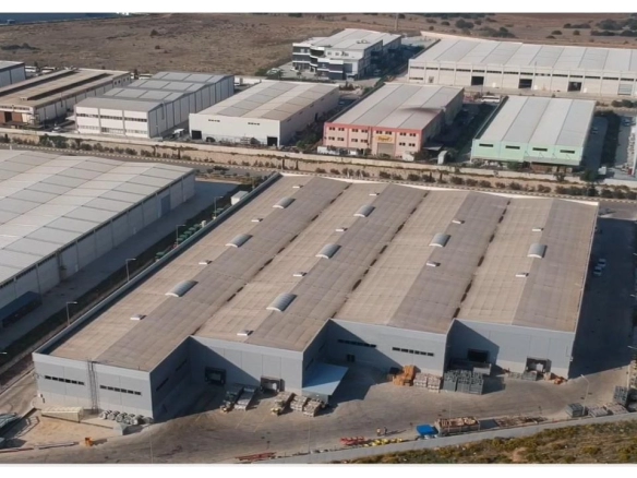 Pancar Organize Sanayi Bölgesi’nde, stratejik konumuyla dikkat çeken bu modern ve donanımlı fabrika, yüksek üretim kapasitesi ve güçlü altyapısıyla işletmeniz için ideal bir yatırım fırsatı sunuyor. 16.000 m² arsa alanı üzerinde inşa edilen tesis, 9.087 m² fabrika alanı ve 2.060 m² ofis alanı ile geniş ve verimli bir çalışma ortamı sağlarken, yüksek enerji altyapısı, modern güvenlik sistemleri ve lojistik avantajları ile öne çıkıyor. Tam donanımlı ofis alanları, personel konforuna yönelik çözümler ve güçlü sanayi altyapısı sayesinde, üretim süreçlerinizi en verimli şekilde yönetebilir, işletmenizi bir adım öne taşıyabilirsiniz. Nisan 17, 2026