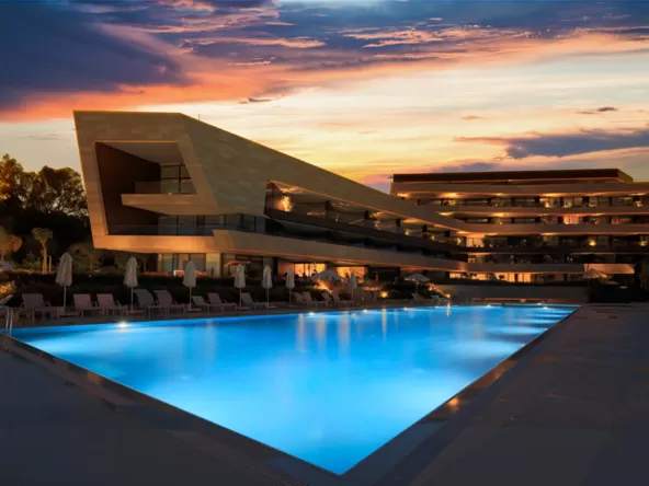 Çeşme, Türkiye’nin en güzel denizine, doğasına ve mavisine sahip yeri. Folkart Blu Çeşme, bu yarımadanın tüm koylarına en kolay ulasabileceginiz noktada yeni nesil lüks kavramını baştan tasarladi. Çeşme'nin cennet köşesi Büyük Liman Koyu’nda denize sıfır yaratılan bu değerli proje, Paşalimanı Koyu’na ise sadece yürüme mesafesinde. Nisan 17, 2026