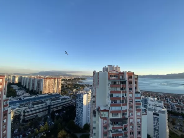 EGE Park, Mavibahçe ve HİLLTOWN a yurume mesafesinde olup, Mavişehir sahil alanina ise saniyeler uzaklıktadır. Nisan 17, 2026