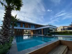 Çeşme, adını şifalı kaynak suları için yapılan çeşmelerden alan, Dünya’da nadir bulunan plaj ve denizinin yanı sıra, leziz Ege mutfağıyla, eğlenceli ve hareketli gece hayatıyla tam bir çekim merkezi özelliğine sahip. Nisan 17, 2026