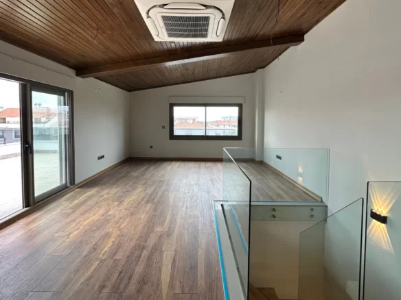 Hayallerinizdeki evi buldunuz! Atakent'te Satılık 3+1 Dubleks bu muhteşem daire, 1 senelik 5 katlı bir binanın 5. katında yer almaktadır. Toplam 230 m2 brüt ve 190 m2 net kullanım alanıyla size rahat bir yaşam sunuyor. Kasım 18, 2025