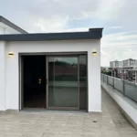 Hayallerinizdeki evi buldunuz! Satılık bu muhteşem daire, 1 senelik 5 katlı bir binanın 5. katında yer almaktadır. Toplam 270 m2 brüt ve 230 m2 net kullanım alanıyla size rahat bir yaşam sunuyor. Nisan 17, 2026