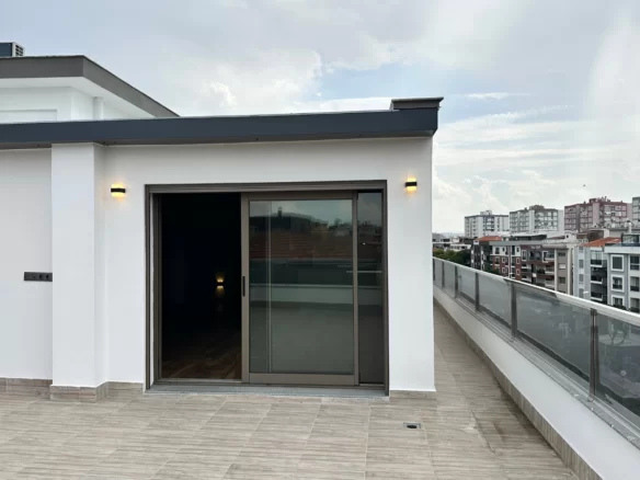 Hayallerinizdeki evi buldunuz! Satılık bu muhteşem daire, 1 senelik 5 katlı bir binanın 5. katında yer almaktadır. Toplam 270 m2 brüt ve 230 m2 net kullanım alanıyla size rahat bir yaşam sunuyor. Kasım 18, 2025