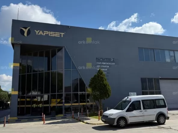 İzmir'in en prestijli sanayi bölgelerinden biri olan İ.AOSB'de yer alan 10745 m² toplam alan üzerine kurulu fabrikada konut kiralık olarak sunulmaktadır. Modern altyapı , geniş iç ve dış alanlar ile üretim ve sanayi faaliyetleriz için mükemmel bir seçenek. Kasım 18, 2025