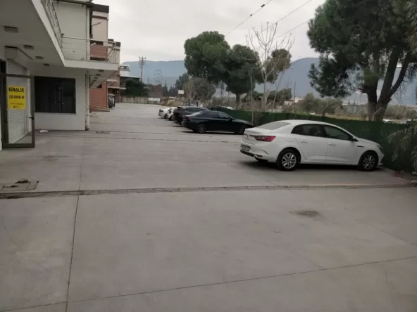 Bornova Kemalpaşa yolu üzerinde 480 metre² kullanım alanı ayrıca batar katta ofis tuvalet mutfak. Oto servisi oto yedek parçası satış dağıtım. Ticari amaçlı kullanıma uygundur 9 metre yüksekliği vardır Nisan 16, 2026