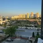Mavişehir Maviada sitesinde, butik bir site içerisinde yer alan, konumu ve inşaat kalitesi ile dikkat çeken 4+1 dairemiz kiralıktır. Brut 318, net 275 m2 büyüklüğündedir. Giriş holü neredeyse bir oda genişliğinde olup, salonundan denize full açılan büyük bir balkona sahiptir. Ebeveyn banyolu, tadilatlı dairemizde Whirpool ankastre mutfak, ses-su yalıtımı, kumandalı tam açılır-kapanır balkon sistemi gibi modern özellikler bulunmaktadır. 5 adet bakımlı klima ve bireysel kombi ile konforunuz düşünülmüştür. Çocuk oyun alanı, çelik kapı, büyük vestiyer, giyinme odası ve vestiyer dolap dairemizin diğer öne çıkan özelliklerindendir. Detaylı bilgi ve görüşme için bizi arayabilirsiniz. Nisan 17, 2026