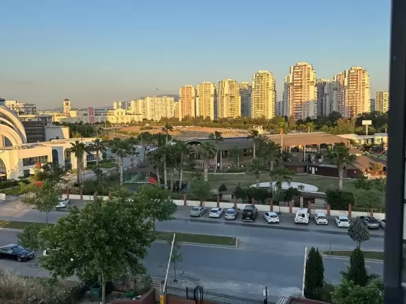 Mavişehir Maviada sitesinde, butik bir site içerisinde yer alan, konumu ve inşaat kalitesi ile dikkat çeken 4+1 dairemiz kiralıktır. Brut 318, net 275 m2 büyüklüğündedir. Giriş holü neredeyse bir oda genişliğinde olup, salonundan denize full açılan büyük bir balkona sahiptir. Ebeveyn banyolu, tadilatlı dairemizde Whirpool ankastre mutfak, ses-su yalıtımı, kumandalı tam açılır-kapanır balkon sistemi gibi modern özellikler bulunmaktadır. 5 adet bakımlı klima ve bireysel kombi ile konforunuz düşünülmüştür. Çocuk oyun alanı, çelik kapı, büyük vestiyer, giyinme odası ve vestiyer dolap dairemizin diğer öne çıkan özelliklerindendir. Detaylı bilgi ve görüşme için bizi arayabilirsiniz. Kasım 18, 2025