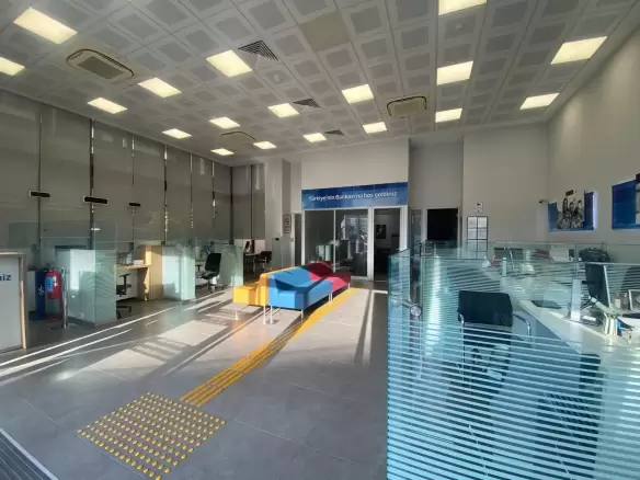 Görsel Önerisi: Harita üzerinde dükkanın konumu işaretlenmiş, çevredeki önemli noktalar (alışveriş, ofis, ana yollar) gösterilmiş bir görsel. Nisan 23, 2026