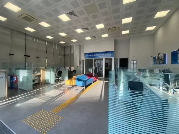 Görsel Önerisi: Harita üzerinde dükkanın konumu işaretlenmiş, çevredeki önemli noktalar (alışveriş, ofis, ana yollar) gösterilmiş bir görsel. Kasım 18, 2025