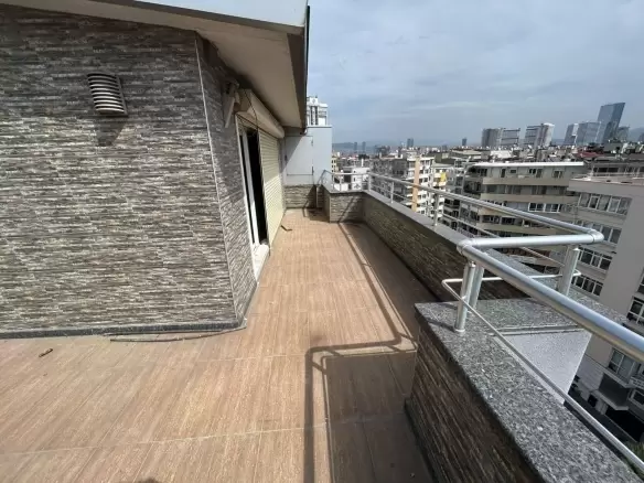 Alsancak 2. Kordon’un en popüler meydanına bakan bu eşsiz konumlu dairemiz, yenilenmiş giriş katıyla toplam 145 m² kullanım alanı sunmaktadır. Kasım 18, 2025