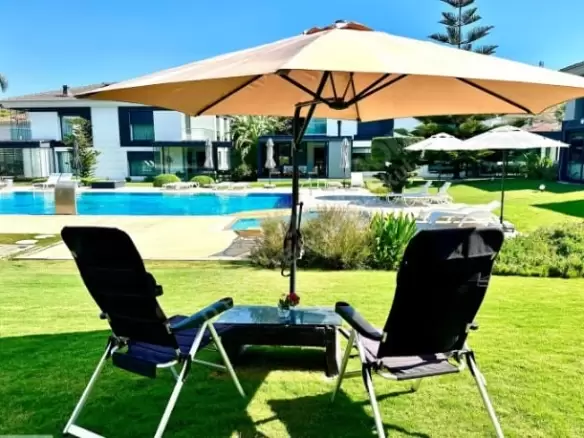 Mavi Bayraklı Ilıca Plajı’na ve dünyaca ünlü sörf okullarına sadece 5 dakika mesafede, Alaçatı Çarşı’ya yürüyerek 2 dakika uzaklıkta yer alan bu özel villa; konumu, mimarisi ve site özellikleriyle fark yaratıyor. Nisan 17, 2026